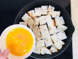 9、吐司培根披萨,倒入鸡蛋液