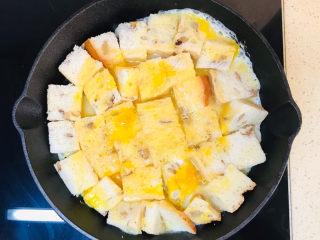 10、吐司培根披萨,继续慢火煎至鸡蛋液凝固