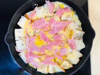 12、吐司培根披萨,一片一片摆放在吐司上