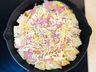 13、吐司培根披萨,均匀地撒上马苏里拉芝士