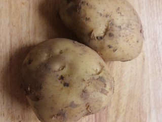 1、洋葱拌土豆丝,先准备两个土豆
