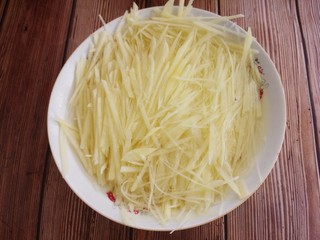 3、洋葱拌土豆丝,土豆丝切成丝，放在水里泡一下，去除土豆中的淀粉。