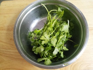 4、洋葱拌土豆丝,然后准备香菜。