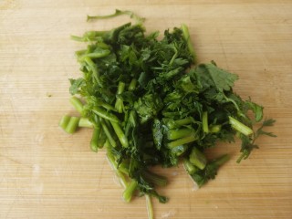 5、洋葱拌土豆丝,把香菜切成末。