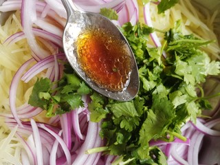 8、洋葱拌土豆丝,再加一勺拌菜沙拉汁。
