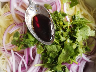 9、洋葱拌土豆丝,再加一勺生抽。