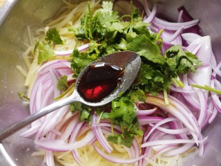 10、洋葱拌土豆丝,再加一勺醋。