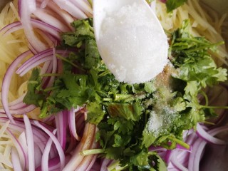 12、洋葱拌土豆丝,再加一勺糖。