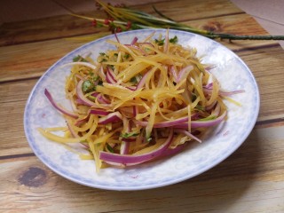 13、洋葱拌土豆丝,拌匀就可以吃了。