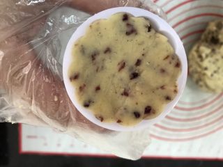 17、绿豆糕～蔓越莓版,揪一团绿豆沙填进模具里，稍压平压实