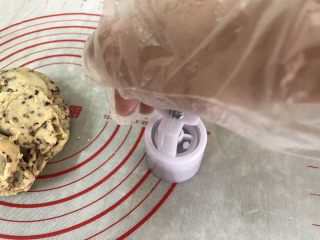 18、绿豆糕～蔓越莓版,然后模具水平直立，手轻稳按下弹簧柄轻压一下，慢慢松手回放