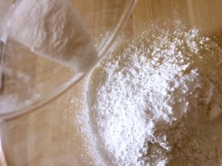 4、炉果,倒入小苏打