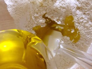 5、炉果,倒入玉米油及鸡蛋