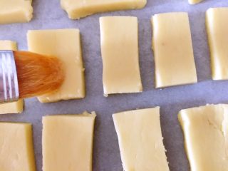 10、炉果,表面刷上蛋液（喜欢芝麻的可以在表面放些芝麻）