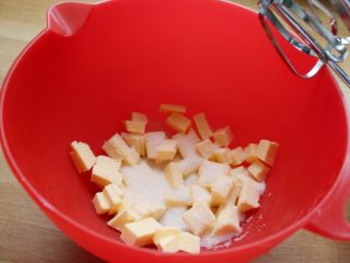 1、香蕉核桃蛋糕,2.软化黄油150克和糖40克打发。