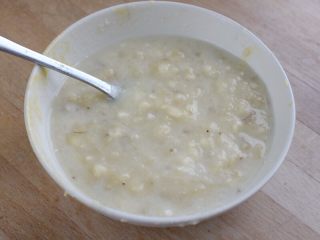 2、香蕉核桃蛋糕,6.加入牛奶拌均匀。