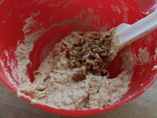 3、香蕉核桃蛋糕,9.入核桃仁碎约30克。