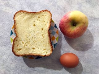1、完胜金拱门之简易吐司苹果派,首先我们准备好所有食材