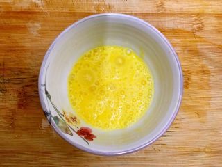 2、完胜金拱门之简易吐司苹果派,鸡蛋磕入碗内，打散，备用