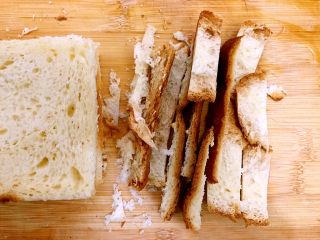 3、完胜金拱门之简易吐司苹果派,吐司切去四边