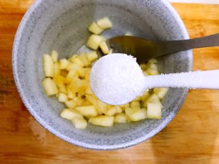 6、完胜金拱门之简易吐司苹果派,加一小勺细砂糖