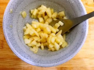 7、完胜金拱门之简易吐司苹果派,搅拌均匀