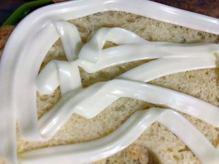 8、完胜金拱门之简易吐司苹果派,在两片吐司上分别挤上适量沙拉酱