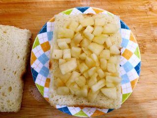 9、完胜金拱门之简易吐司苹果派,将苹果均匀铺在一片吐司上