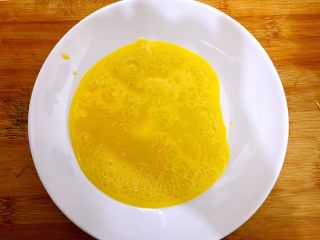 11、完胜金拱门之简易吐司苹果派,把鸡蛋液倒入盘子里，方便操作