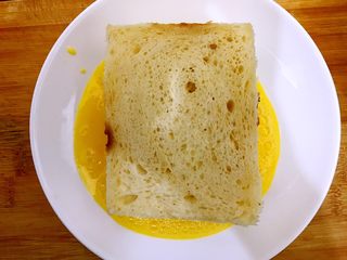 12、完胜金拱门之简易吐司苹果派,放入吐司，沾满鸡蛋液