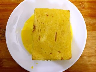 13、完胜金拱门之简易吐司苹果派,反过来，另一面也沾满鸡蛋液