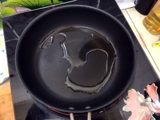 14、完胜金拱门之简易吐司苹果派,平底不粘锅入适量食用油