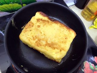 15、完胜金拱门之简易吐司苹果派,小火煎至两面金黄