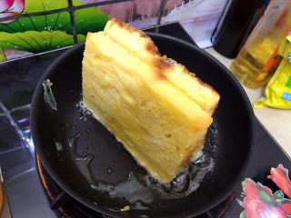 16、完胜金拱门之简易吐司苹果派,四边也可以煎一下