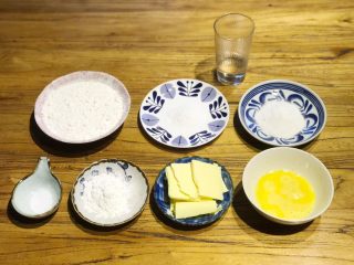 1、披萨模具也能做的酥皮苹果派,准备好所有材料