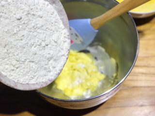 2、披萨模具也能做的酥皮苹果派,黄油软化后，倒入175g面粉，面粉可过筛，也可以直接倒入的