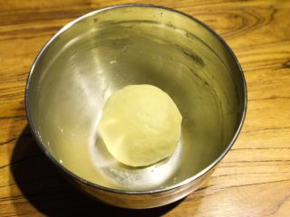 6、披萨模具也能做的酥皮苹果派,继续揉，形成面团