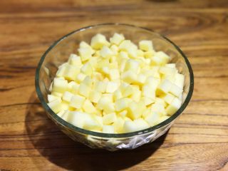 8、披萨模具也能做的酥皮苹果派,将3个苹果削皮，切成苹果粒备用