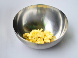 1、香酥原味曲奇,黄油室温软化成膏状