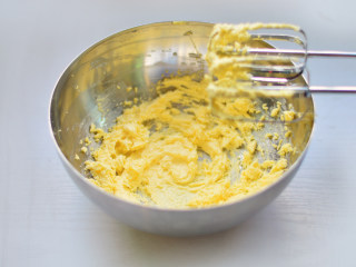 3、香酥原味曲奇,用打蛋器低速打匀