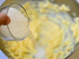 4、香酥原味曲奇,再加入细砂糖，继续低速搅打均匀