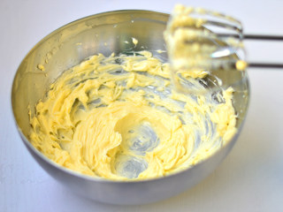 6、香酥原味曲奇,低速打至黄油呈蓬松状