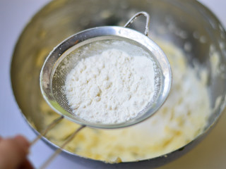 7、香酥原味曲奇,分两次筛入低粉