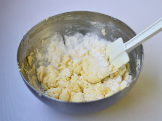 8、香酥原味曲奇,用刮刀切拌混匀