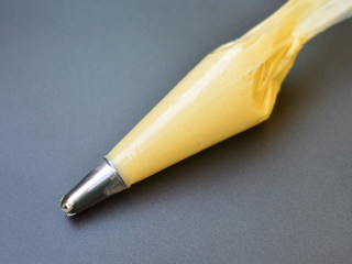 11、香酥原味曲奇,然后将面糊装进裱花袋