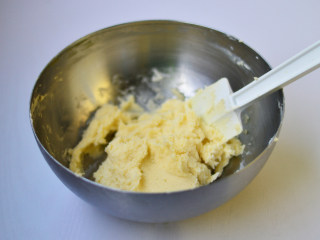 9、香酥原味曲奇,拌匀到看不见干粉就马上停止了，切勿过度搅拌，面粉起筋