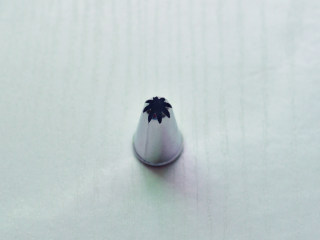 10、香酥原味曲奇,准备一个八齿的裱花嘴