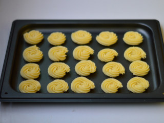 12、香酥原味曲奇,挤入烤盘，烤箱上下火150度，烘烤约30分钟（根据自家烤箱的情况来调节）