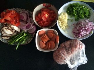 1、烤肠披萨,洋葱、青椒、番茄（一半切片一半切颗粒）蒜泥、香菇切片、肉馅，烤肠切圆片备用