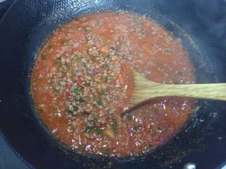 2、烤肠披萨,调和油热依次入蒜末、肉馅、青椒颗粒、洋葱颗粒、番茄颗粒、加盐、鸡精、番茄酱、牛奶煮至略干点起锅备用